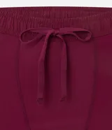 Bermuda deportiva color bordó, confeccionada en poliéster, con cintura elástica, cordón interno ajustable y short de compresión incorporado.