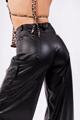 Pantalón negro de cuero sintético, corte ancho, con bolsillos cargo laterales y cintura alta.