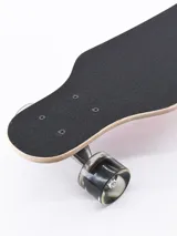 Skate longboard de 80 cm con lija negra y ruedas transparentes.