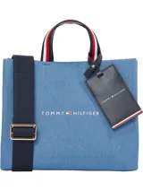 Cartera Tommy Hilfiger tipo shopper tote de tamaño mediano, confeccionada en poliéster con diseño denim azul. Tiene doble asa superior con detalle de rayas rojas, blancas y azules, correa de hombro ajustable y extraíble, cierre principal y bolsillo interno. Incluye llavero colgante con logo de la marca.