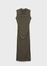 Vestido midi color verde musgo, de corte ajustado, cuello drapeado y sin mangas.