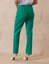 Pantalón verde esmeralda de gabardina elastizada marca Zac & Rachel, con pretina ancha con faja interna modeladora, largo de pierna con costura frontal pespunteada y trasera con bolsillos ojal simulados.