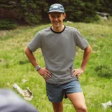 Remera de manga corta a rayas horizontales blancas y negras, con cuello redondo negro.