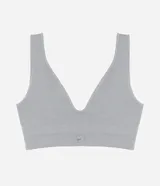 Soutien top deportivo color gris claro, confeccionado en poliamida con acabado seamless, breteles anchos fijos, escote en V y etiqueta Lov.
