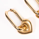 Par de aros dorados con forma de corazón colgante.