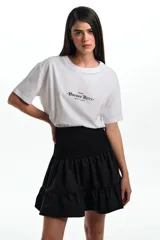 Minifalda negra con cintura elastizada y dos volados.