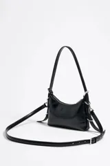 Bolso hobo mini de piel color negro, con cierre de cremallera, doble asa ajustable (de hombro y bandolera) y logo estampado.