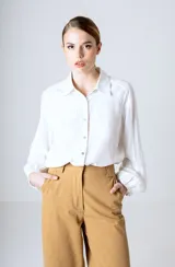 Camisa blanca de lino y lyocell, de corte clásico, manga larga con puños abullonados y cuello camisero.