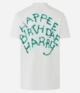 Remera blanca de algodón con cuello redondo y manga corta. Estampado trasero con la frase 'Happy Birthday Harry' en color verde.