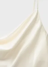 Top color crema de tirantes finos con escote drapeado y espalda con cierre de lazo.