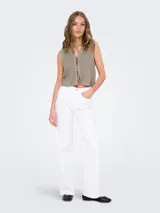 Chaleco de punto color beige, sin mangas, con cuello en V y cierre frontal con lazos.