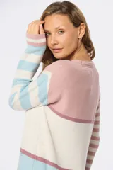 Buzo de tejido fino color beige con rayas horizontales azules y blancas, confeccionado en algodón.