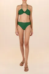 Calzón de bikini verde oscuro con faja ancha y corte a la cadera.