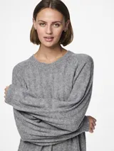 Vestido midi gris de punto con cuello redondo, mangas largas raglán y puños acanalados.