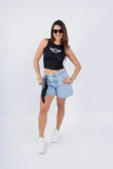 Short de jean celeste con tiro alto, corte recto y ruedo desflecado.