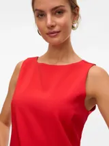 Vestido corto sin mangas con cuello redondo y calce regular. Confeccionado en tejido plano color rojo con mezcla de poliéster y elastano. Su diseño simple y elegante lo hace ideal tanto para ocasiones formales como para eventos o fiestas.