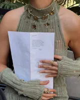 Collar corto con cordón de algodón color menta y flores de bronce.