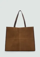 Bolso shopper grande color marrón, con cierre de botón magnético y bolsillo interior.
