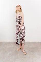 Vestido largo con estampado animal print tipo vaca en tonos marrones y blancos. Tiene breteles finos y corte suelto.