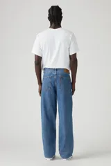 Pantalón de jean celeste de corte amplio, estilo baggy, con bolsillos delanteros y traseros.