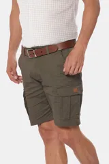 Bermuda cargo azul confeccionada en 98% algodón y 2% spandex.