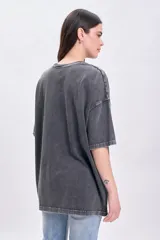 Remera manga corta oversize gris oscuro con estampa de tigres y flores.