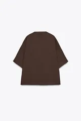 Camisa marrón de algodón con escote en V, manga corta, bolsillos de parche en el frente y cierre frontal con botones.