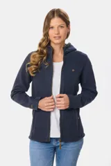 Campera polar con capucha en color negro, de cierre frontal y bolsillos laterales.