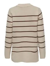 Sweater largo color beige con rayas horizontales marrones, cuello redondo y mangas largas.
