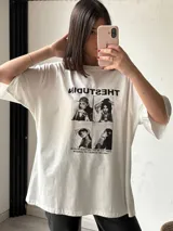 Remerón blanco de algodón con estampado de fotos en blanco y negro y texto en negro.