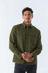 Sobrecamisa azul marino de twill de algodón con cuello clásico, cierre frontal con botones a tono, dos bolsillos de parche con solapa abotonada en el pecho, mangas largas con puños abotonados y corte regular.