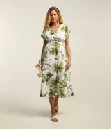 Vestido midi de tricolina con estampado floral, escote en V, mangas cortas y cintura elastizada.