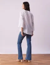 Blusa blanca de gasa bambula, marca Ruby Rd. Cuello a la base y escote en V. Manga ¾ amplia, con aplique en crochet.