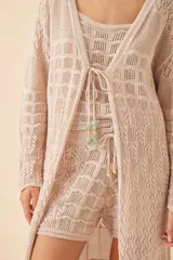 Kimono largo color beige de algodón con tejido calado y cordón ajustable en la cintura.