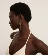 Maxi aros dorados con diseño de hilo torcido y cierre de tornillo.