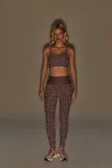 Calza larga color marrón con estampado de letras, de tiro alto y calce ajustado.