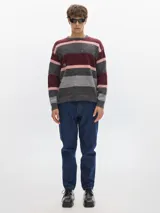 Sweater de punto con rayas horizontales en tonos gris, rosa y borgoña, cuello redondo y hombros caídos.
