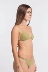 Bombacha de bikini color verde oliva con textura geométrica en relieve. Modelo de corte bajo con tiras laterales finas ajustables con aros metálicos.