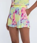 Short de viscosa con cintura elastizada y bolsillos laterales. Estampado tie dye en tonos amarillo, rosa, celeste y violeta.