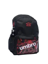 Mochila Umbro negra con detalles en rojo y estampado del logo en el bolsillo frontal. Tiene un compartimento principal con cierre, un bolsillo frontal con cierre, dos bolsillos laterales de malla y correas ajustables para los hombros.