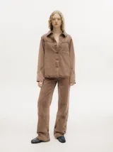 Campera de denim gastado color celeste, con cuello camisero, corte holgado y canesú con costuras delante y atrás.