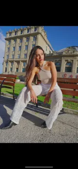 Top rojo con tiras cruzadas en el cuello.