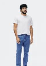 Camiseta básica de manga corta, cuello redondo y calce regular, color rojo jaspeado.