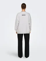 Sudadera gris claro melange de algodón con cuello redondo, mangas largas con hombros caídos, puños y bajo elásticos. Estampado frontal con una bola de espejos y la frase "Disco Revolution".