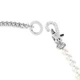 Collar plateado con una mitad de cadena de eslabones y otra mitad de perlas blancas. El cierre es de mosquetón con incrustaciones de cristales transparentes.