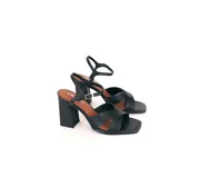 Sandalias negras de cuero con tiras cruzadas en el empeine, pulsera ajustable al tobillo, punta cuadrada y tacón ancho con textura geométrica. Interior forrado en cuero.