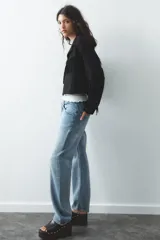 Pantalón de jean celeste de corte recto, tiro medio, con cinco bolsillos y trabillas.