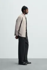 Camisa relaxed fit confeccionada en tejido con mezcla de algodón con tacto suave. Cuello solapa y manga larga acaba en puño con botón. Bolsillo plastrón en pecho. Cierre frontal de botonadura.