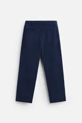 Pantalón azul marino de corte recto, confeccionado en tejido de lyocell y algodón. Cuenta con bolsillos laterales y traseros de ojal.