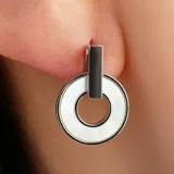 Aros colgantes plateados con forma circular y detalle de nácar blanco.